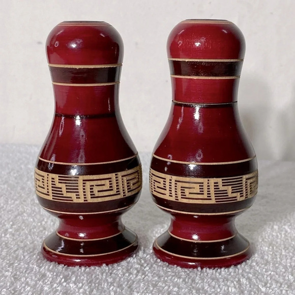 Vintage Burgundy Carved Wood Salt &  Pepper Shakers - Picture 4 of 9